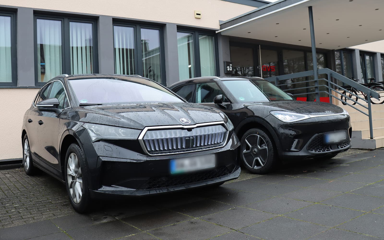 GVS Deutschland setzt ein Zeichen für nachhaltige Mobilität mit der neuesten Ergänzung ihrer Flotte: Ein Škoda Enyaq iV und ein Smart #1, abgebildet vor dem Firmengebäude in Sinzig, zeigen das Engagement des Unternehmens für umweltfreundliche Technologien.